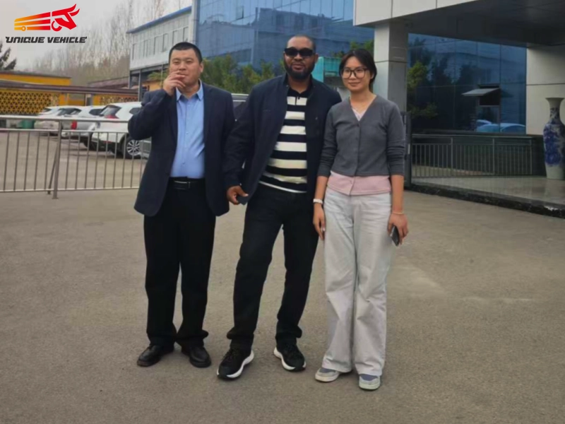 Nigerian Customer Visits Our Factory for Flatbed Semi-Trailer